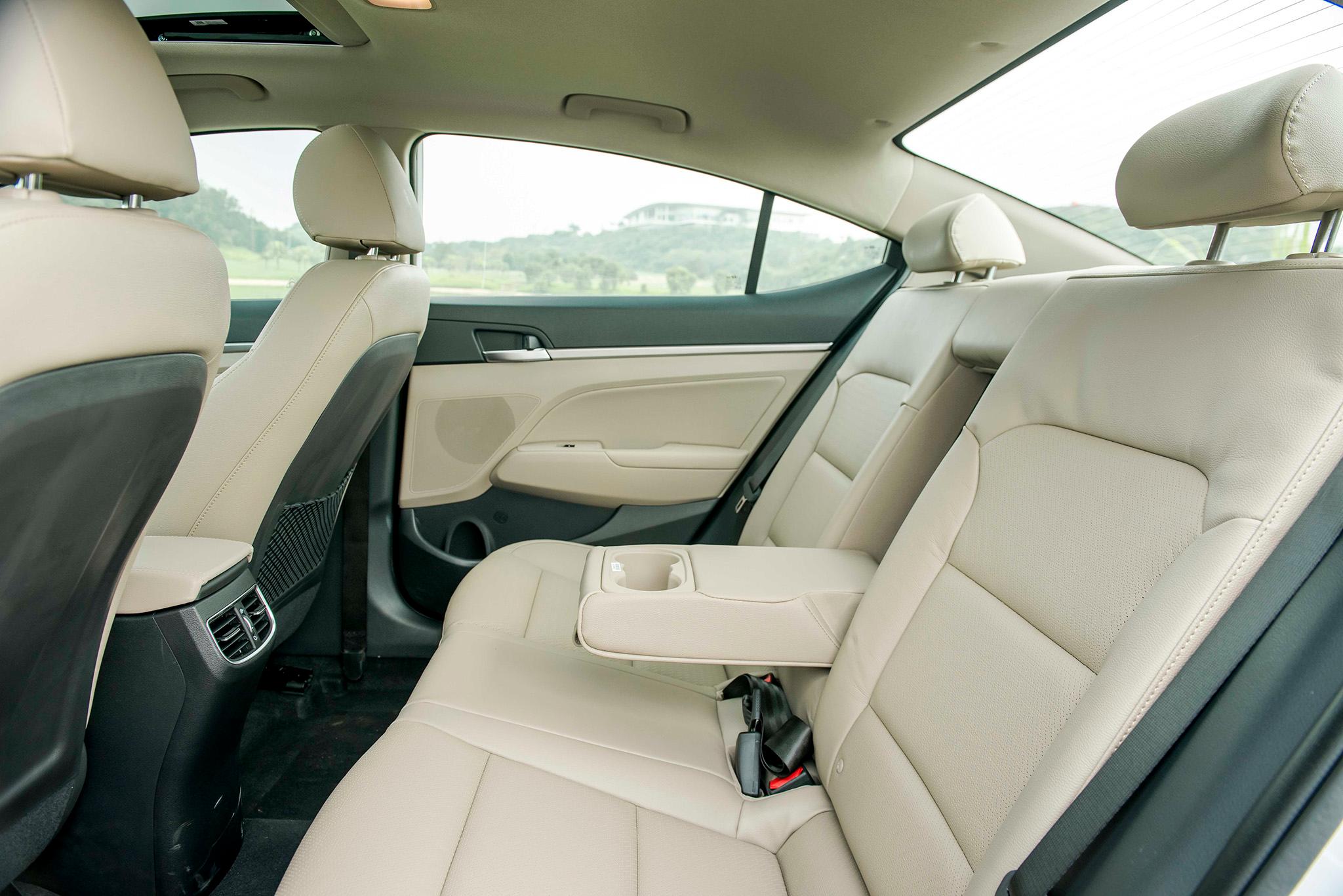 Hàng ghế hành khách trên Hyundai Elantra